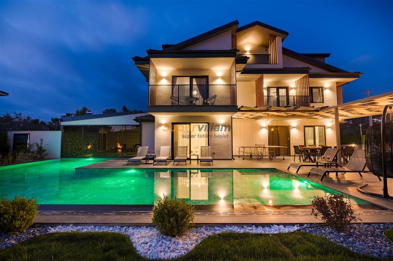 KEMER'DE SATILIK 6+2 VİLLA